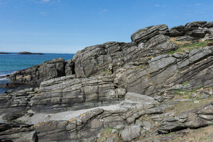 海边嶙峋岩石景观
