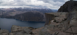 高山湖泊壮丽自然景观