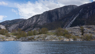山水相依的宁静自然景观