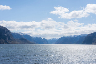 壮丽山水间的辽阔水域