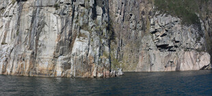 陡峭岩壁临水域