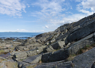 海边嶙峋岩石景观