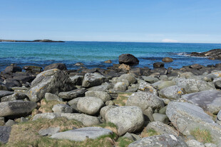 海边嶙峋礁石 碧海蓝天