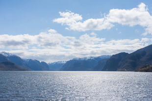 湖畔蓝天青山美景