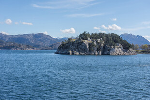海上孤岩 远山蓝天相伴
