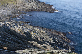 海岸边嶙峋岩石与蓝色海水