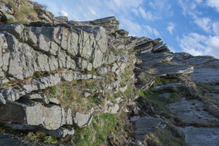 陡峭嶙峋的岩石山峰