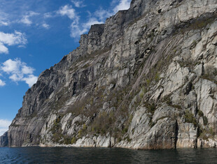 壮丽悬崖边的辽阔水域