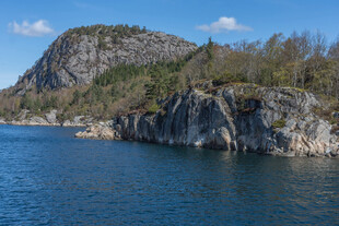 湖畔嶙峋山石与葱郁山峰