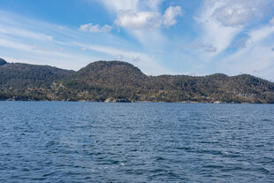 宁静湖景与远山