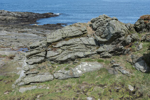 海边嶙峋岩石景观