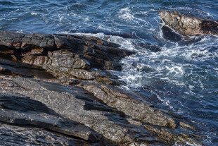 海边礁石与翻涌的浪花