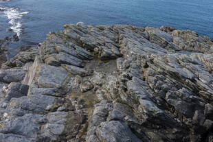 海边嶙峋岩石景观