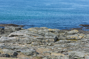 海边嶙峋岩石景观