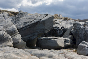 海边嶙峋怪石景观