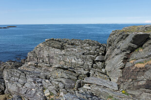 海边嶙峋岩石景色