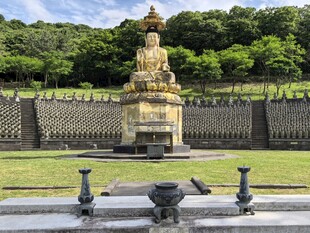 庄严佛像立于清幽园林中