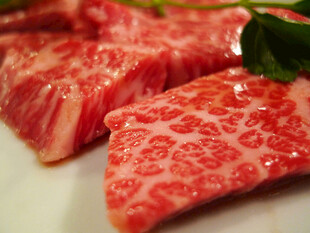鲜嫩多汁的顶级雪花牛肉