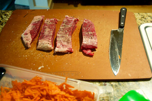 砧板上的生肉与刀具