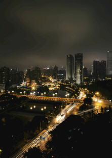 城市夜景中的璀璨灯火