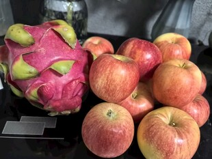 火龙果与苹果水果组合
