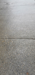 雨后灰色粗糙水泥地面纹理
