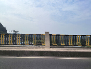 大桥上色彩鲜明的护栏