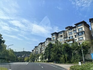 晴空下市中宁静的街道与住宅
