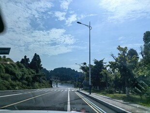 行车途公路风景蓝天白云绿树相伴