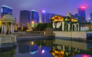 城市夜景中的河畔璀璨风光