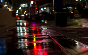 雨夜街头的斑斓光影