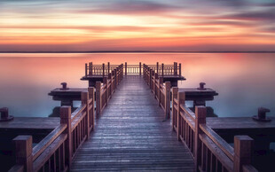 夕阳下的湖畔木质栈桥