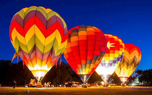 夜空中绚丽的多彩热气球