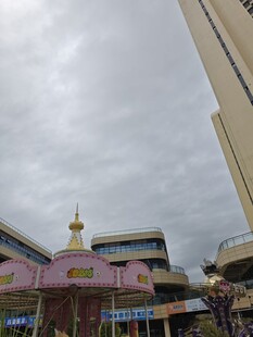 城市中独特的彩色建筑景观