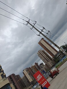 城市街景下的电线与建筑