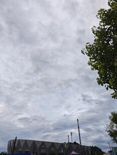 阴天城市景象