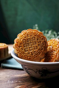 中秋传统美味月饼摆于碗中