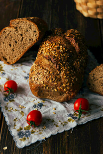 美味全麦面包与小番茄