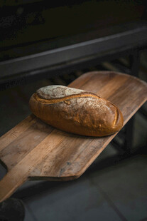 木制砧板上的美味面包