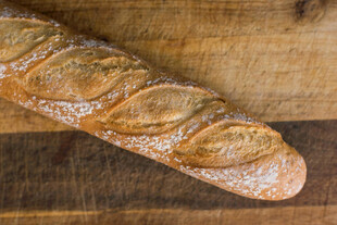 木制案板上的美味法棍
