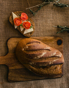 木制砧板上的美味面包