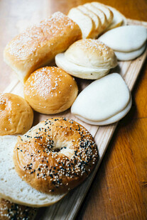 多样美味面包陈列展示