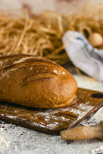 新鲜烘焙面包与烘焙工具