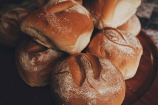 美味面包堆叠展示