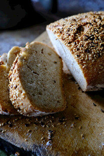 切片芝麻面包特写