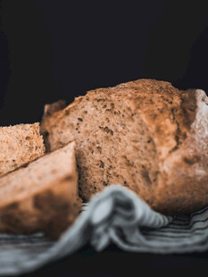 新鲜全麦面包切片展示