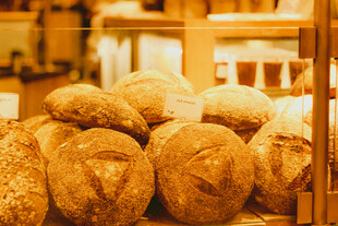 新鲜出炉的美味面包