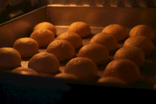 烤箱中烤制的美味小面包