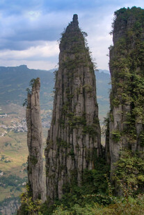 奇峰耸立的壮丽自然景观