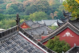 红墙青瓦的江西庐山寺庙